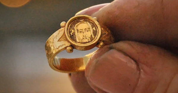 Descubren anillo de oro medieval con imagen de Jesucristo