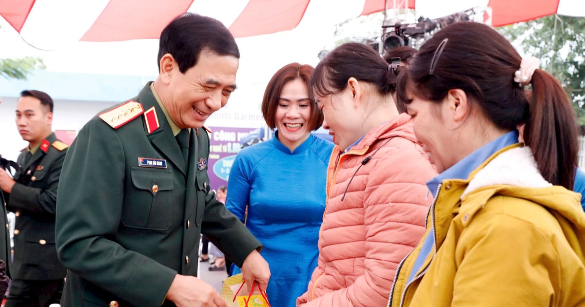 พลเอก ฟาน วัน ซาง เยี่ยมชมและมอบของขวัญวันตรุษเต๊ตที่จังหวัดนามดิ่ญ