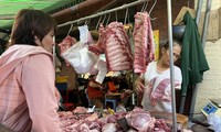 Food prices 'dancing': Buyers startled, traders 'unable to sit still'