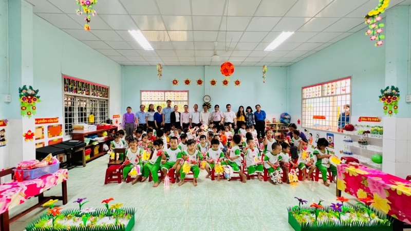 Les sponsors offrent des cadeaux de mi-automne aux élèves de l'école maternelle An Binh Tay.