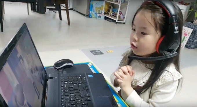 赤ちゃんがBetia Englishで英語を学んでいます。写真: HodooLabs