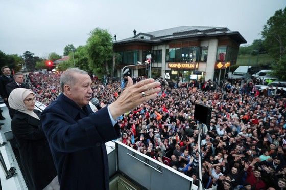 Le président Erdogan déclare sa victoire après l'annonce des résultats du dépouillement des votes