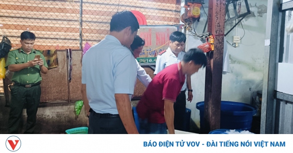 Bắt quả tang một cơ sở cho hơn 10 công nhân bơm tạp chất vào tôm