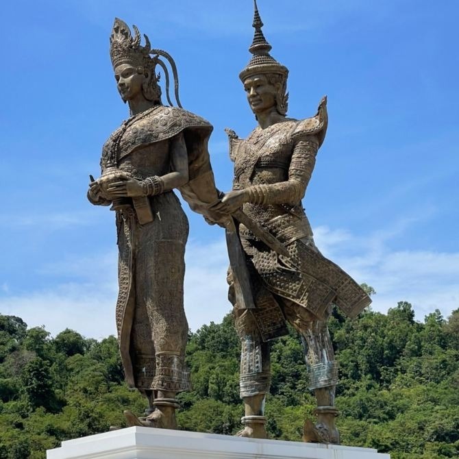 Statue von Kaundinya, der Somas Mantelschoß hält, in der Stadt Sihanoukville. Foto: Trip.com