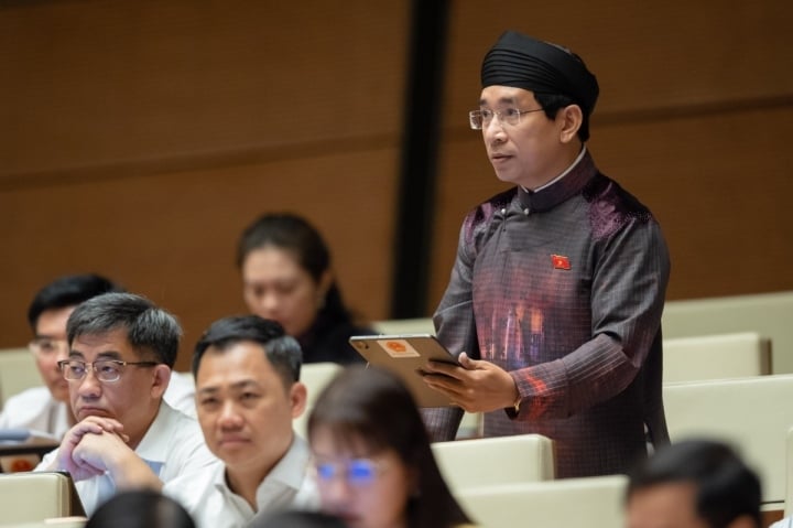 National Assembly Deputy Nguyen Van Canh proposed that male delegates wear five-panel ao dai at meetings - 1