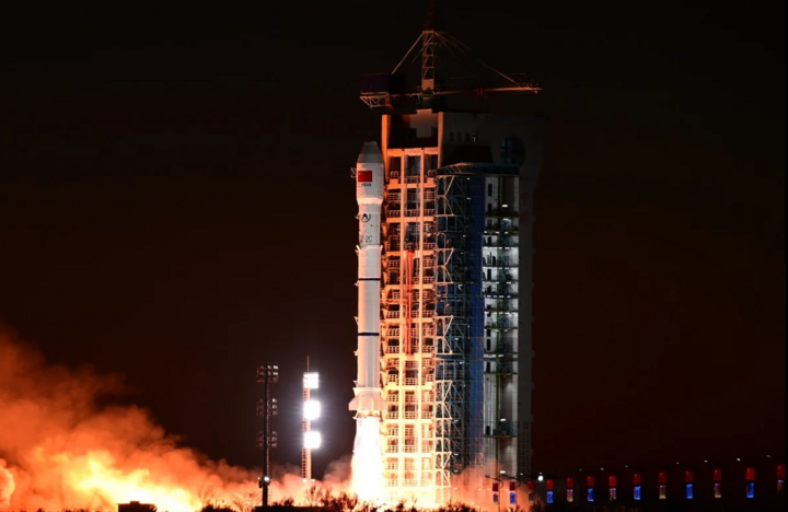 El cohete Long March-2C despegó del Centro de Lanzamiento de Satélites de Jiuquan, entregando los satélites Siwei Gaojing-2 03 y 04 a la órbita predeterminada. (Foto: Xinhua)