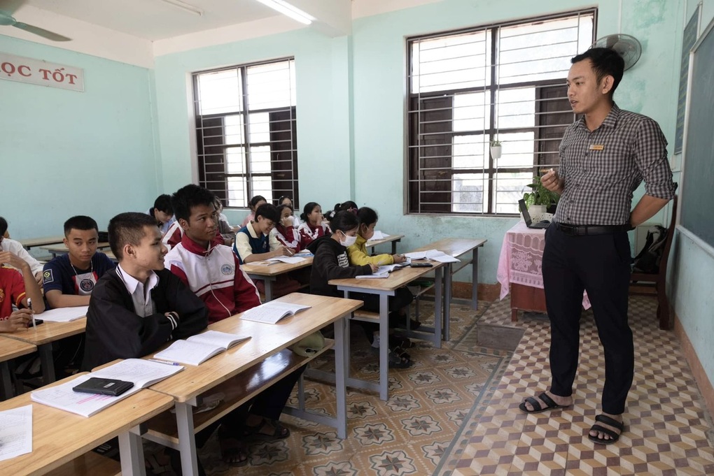 Cậu học trò mỗi ngày đứng ở cổng trường và câu chuyện xúc động phía sau - 4