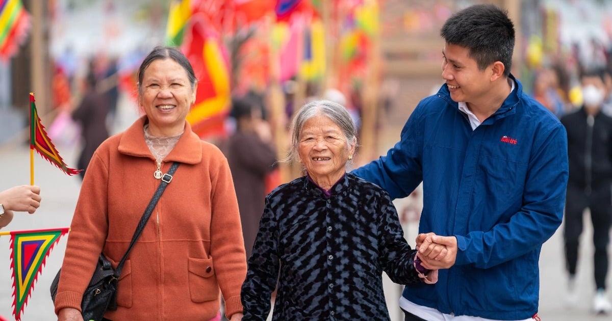 Ninh Binh explains why tourists have to buy electric car tickets to enter Bai Dinh Pagoda