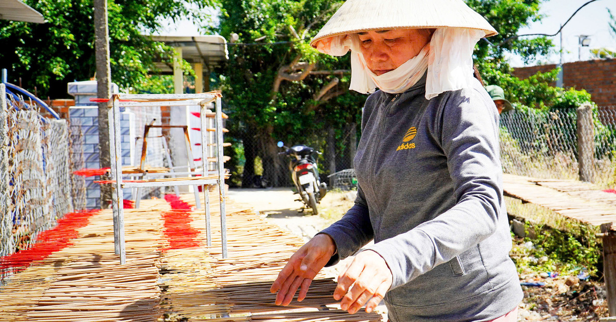 Làng trầm hương trăm tuổi rộn ràng vụ Tết