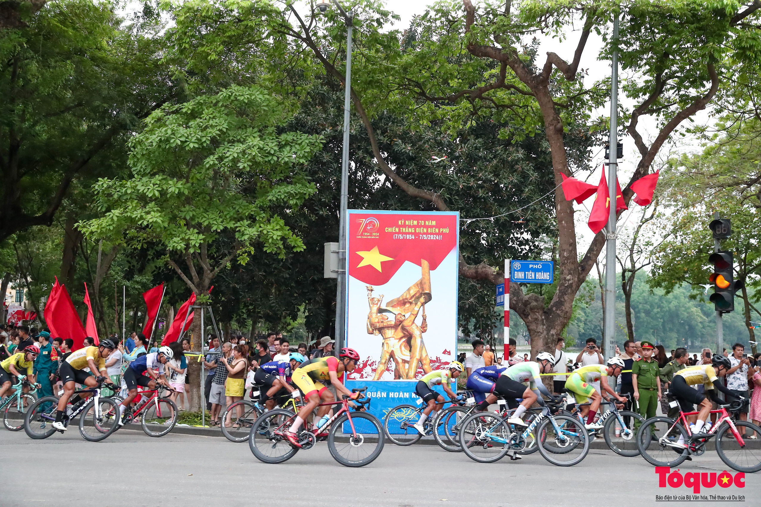 Người dân thủ đô reo hò cổ vũ các tay đua tranh tài tại giải đua xe đạp "Về Điện Biên Phủ 2024" - Ảnh 4.