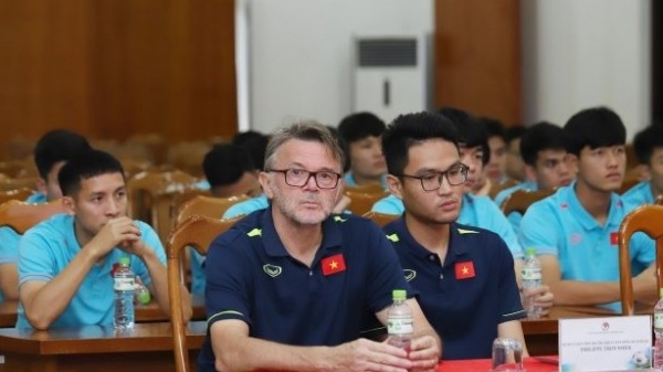 La página principal de la FIFA entrevista al entrenador de la selección de Filipinas antes del partido contra la selección de Vietnam.