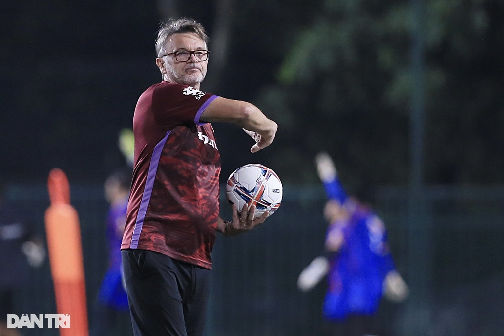 HLV Philippe Troussier kêu gọi đội tuyển Việt Nam đồng lòng chiến đấu - 1
