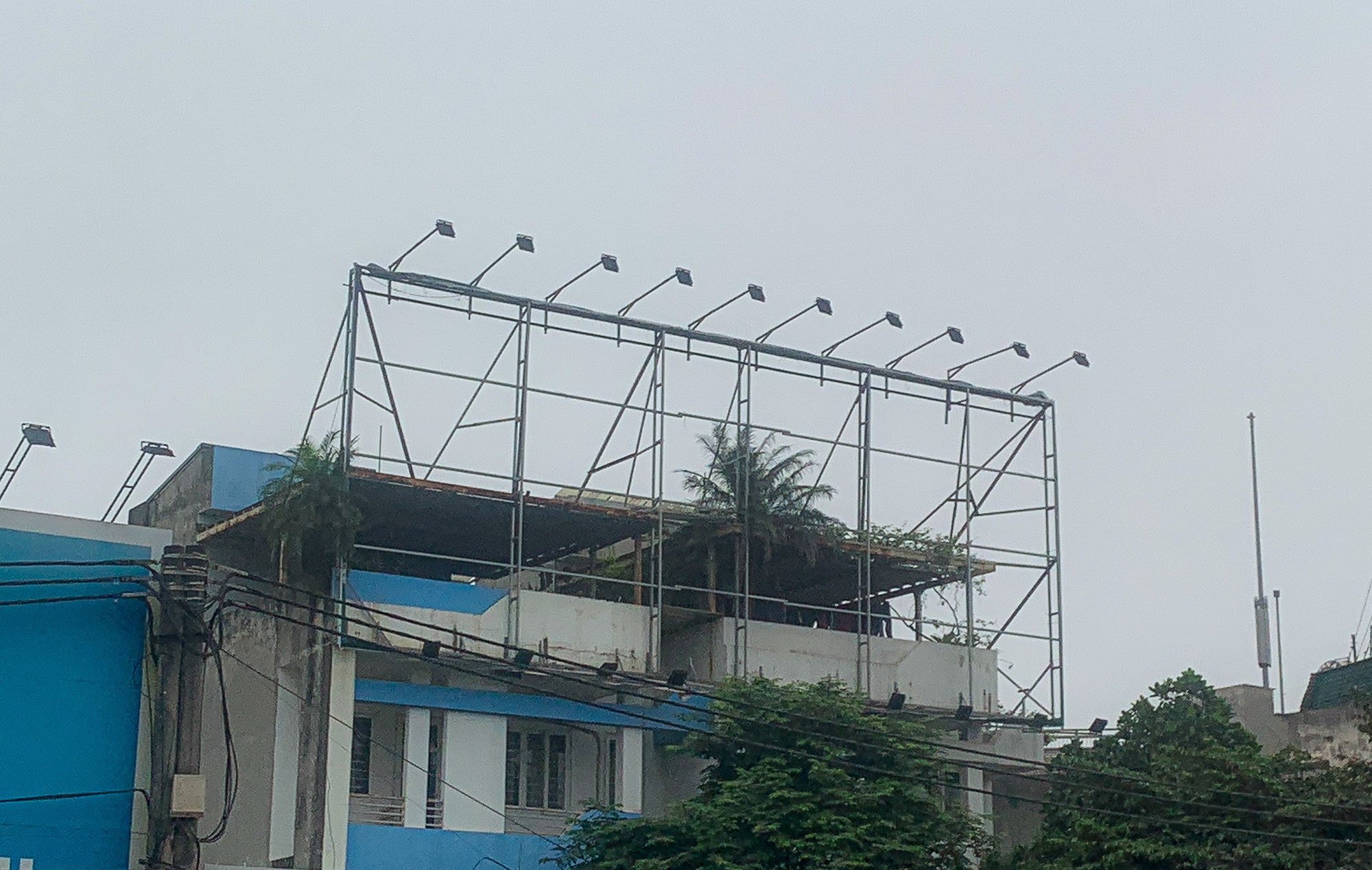 Yêu cầu xử lý ma trận hàng trăm bảng biển quảng cáo trơ khung có dấu hiệu vi phạm - Ảnh 6.