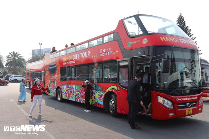 Das vietnamesische Team wird den Pokal in einem Doppeldeckerbus vom Flughafen zum Regierungsgebäude transportieren.