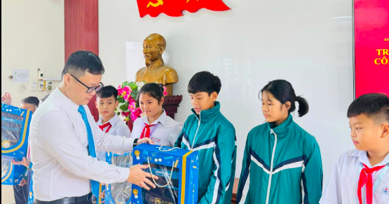 Nearly 2,000 disadvantaged students in Quang Ninh received help