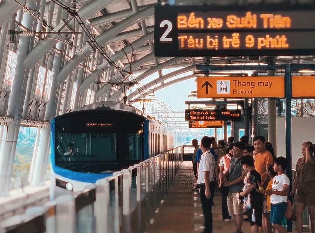 Metro số 1 quá tải, nhiều chuyến trễ do không đóng được cửa