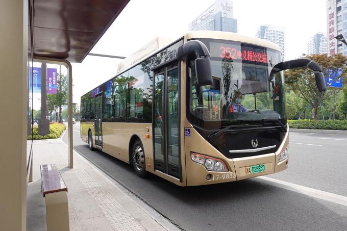 Besides Metro, bus is one of the efficient means of transportation in Hangzhou. Photo: Trinh Hang