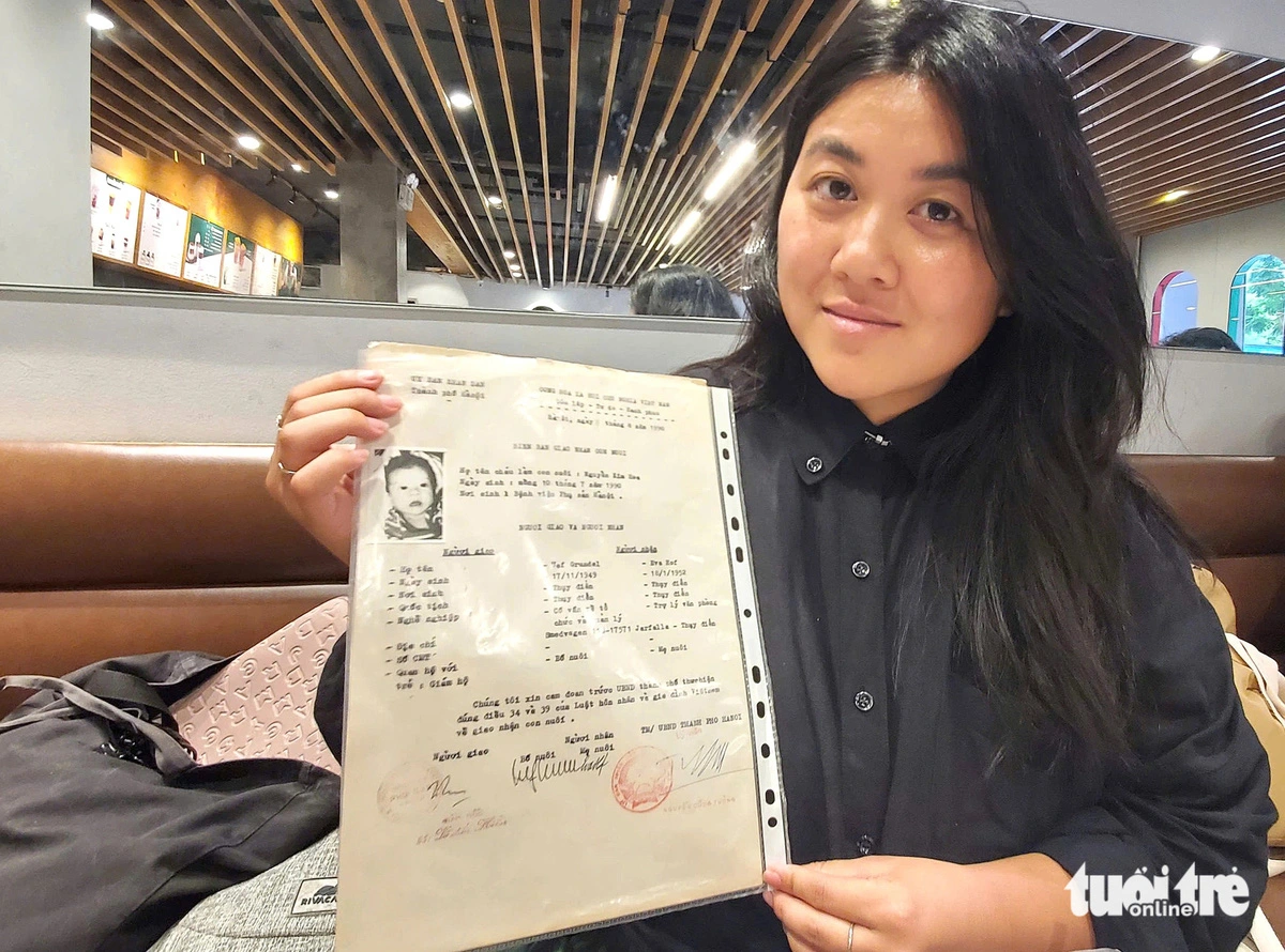 Handwritten letter and birth certificate of Swedish girl looking for Vietnamese mother