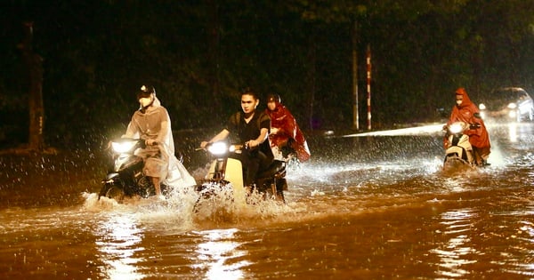 Über Nacht regnete es heftig, viele Straßen in Hanoi wurden überflutet und zu Flüssen