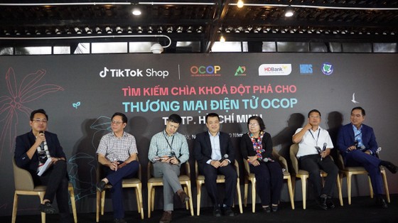 Các đại biểu giao lưu với các nhà bán hàng ảnh 1