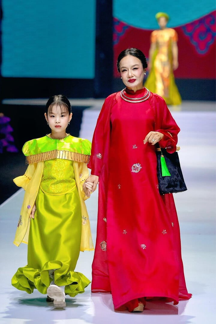 Die Schauspielerin Tu Oanh war im Alter von 56 Jahren im November 2024 zum ersten Mal als Model bei der Vietnam International Fashion Week dabei.