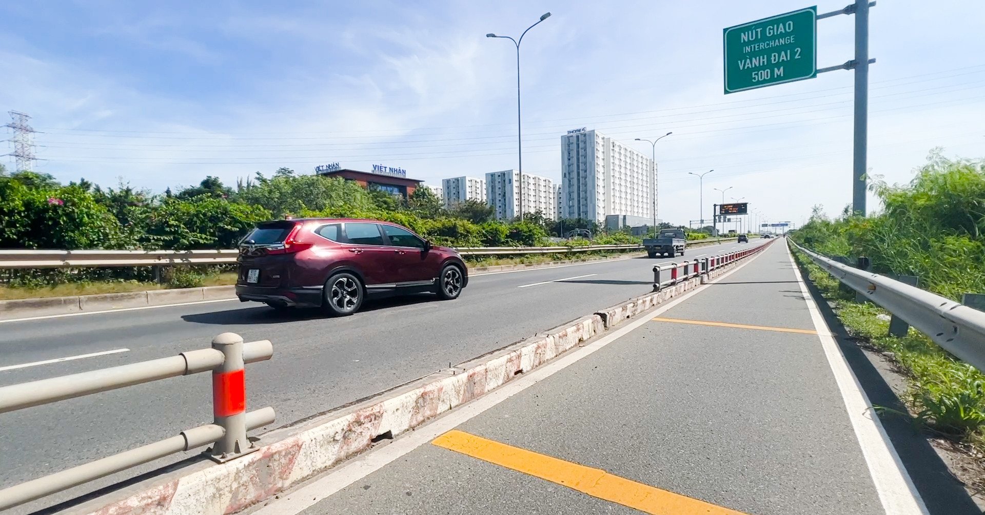 Numerosas franjas medianas en las autopistas de la ciudad de Ho Chi Minh