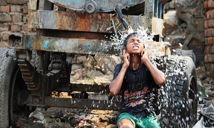 Remojar o rociar con agua fría puede ayudar a enfriar el cuerpo. Foto: Scroll