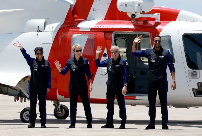 SpaceX emmène trois passagers à la station spatiale internationale image 1