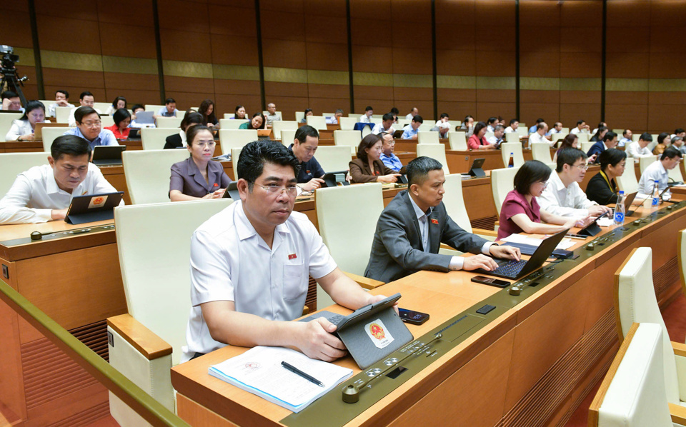 Les délégués participant à la séance de discussion de l'après-midi du 31 octobre - Photo : Quochoi.vn