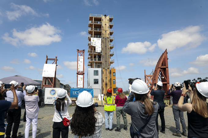 トールウッドの木造建築物が5月にサンディエゴで振動台テストを受ける。写真：サンディ・ハファカー/ブルームバーグ