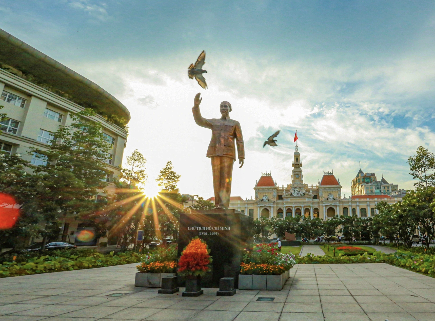 Ciudad. La ciudad de Ho Chi Minh está llena de banderas y flores