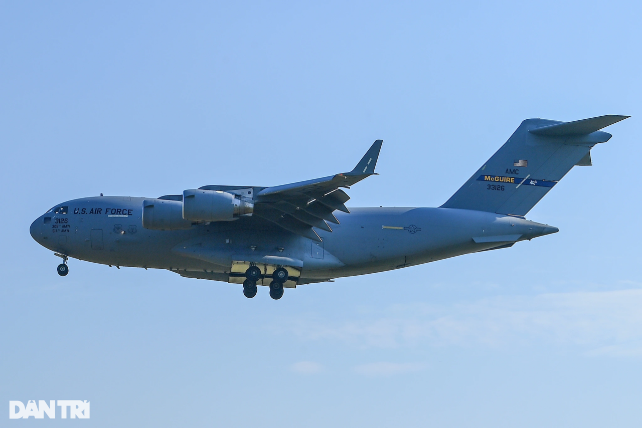 Cận cảnh hai 'ngựa thồ' C-17 của Mỹ đến sân bay Nội Bài