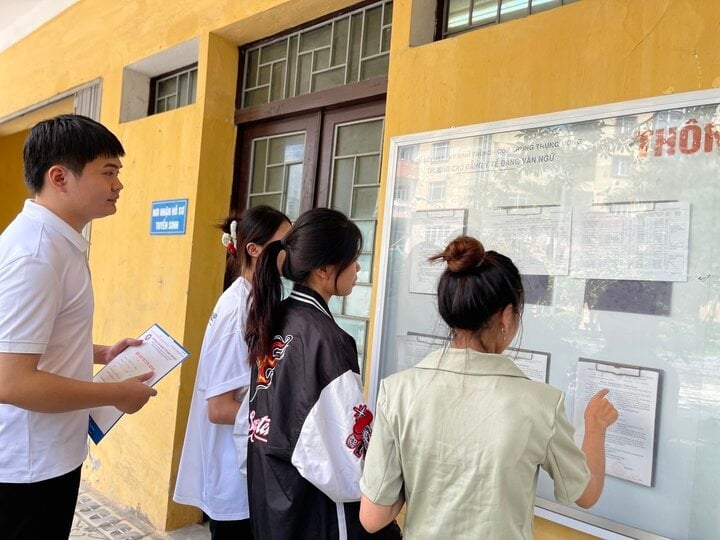 Candidatos que se inscriben en la Facultad de Medicina Dang Van Ngu. (Foto: T.L)