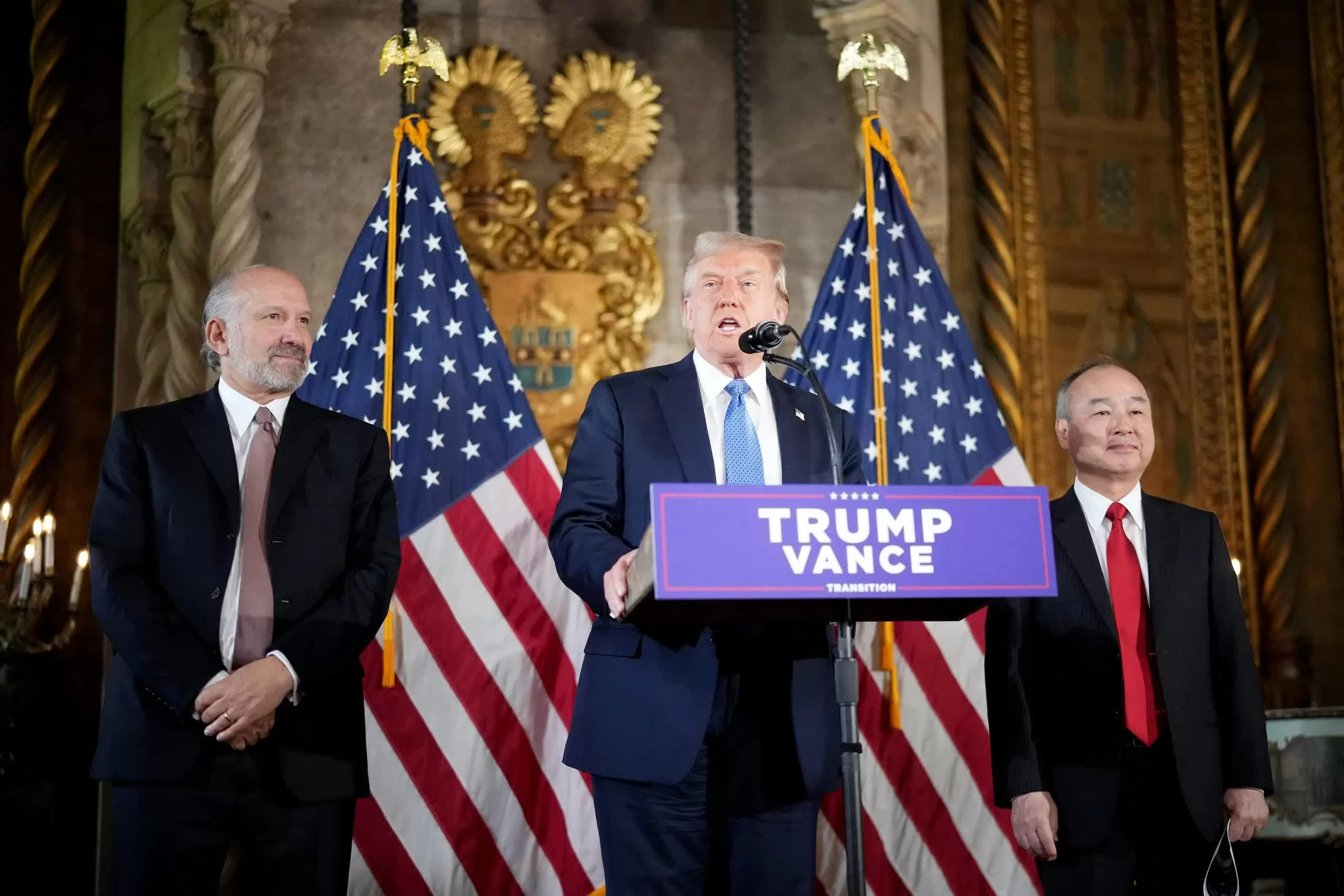 Tổng thống đắc cử Donald Trump công bố cam kết đầu tư từ SoftBank tại Mar-a-Lago. (Nguồn: AFP)