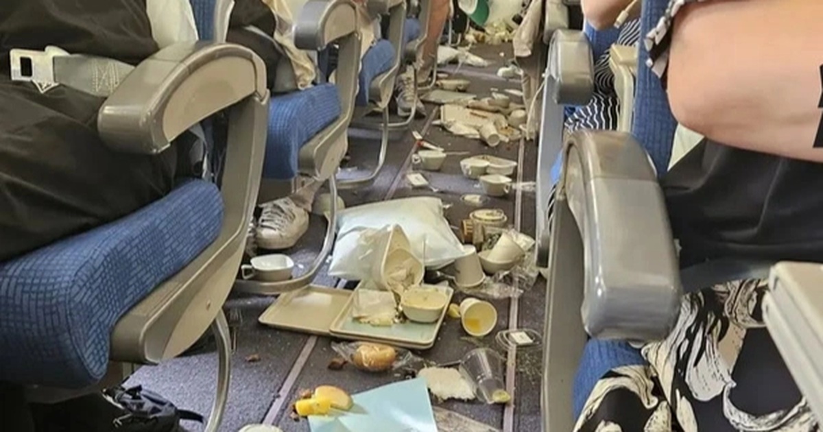 Passenger suffered nosebleed and perforated eardrum due to plane crash at 3000m altitude