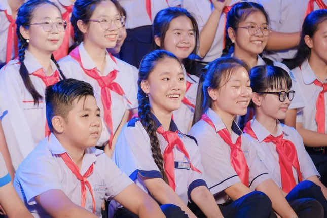 Une étudiante aux multiples talents de Binh Duong participe à la séance simulée de l'Assemblée nationale des enfants de 2024, photo 3