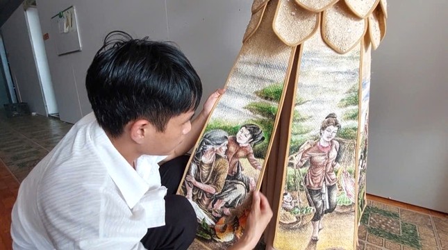 エデの少年がヘチマでユニークな衣装を作る（写真8）