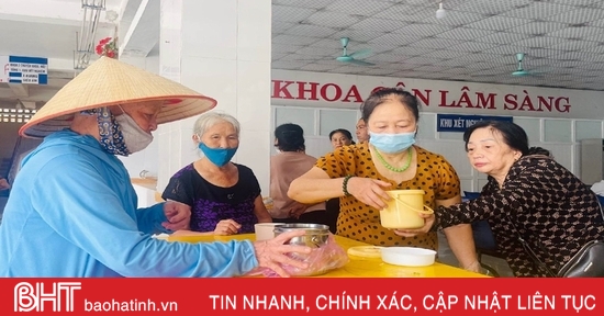 Người bệnh ở Hương Sơn được nhận 300 bát cháo tình thương mỗi tuần