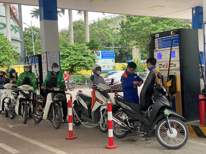 Los precios de la gasolina son altísimos, los conductores tecnológicos renuncian a sus trabajos y reservar un coche es más difícil que 