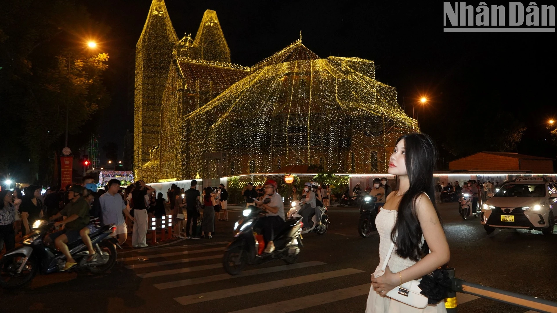 [Photo] Bustling Christmas Eve atmosphere in Ho Chi Minh City photo 6
