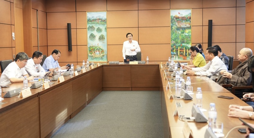 Discussion scene at the National Assembly delegates' group on the afternoon of October 25 - Photo: Thai An