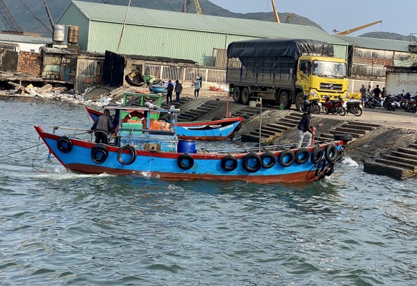 The wobbly ferry trips to Hai Minh island photo 2