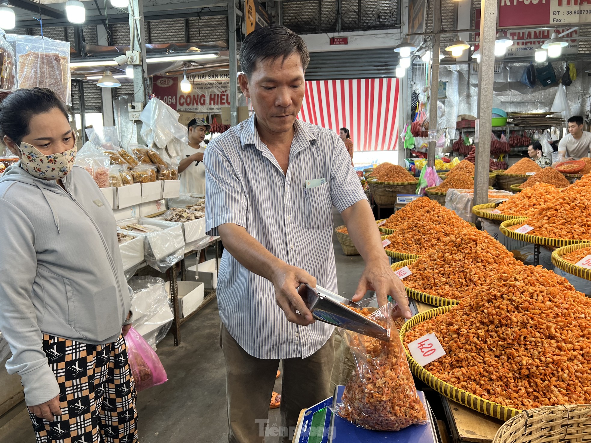 Inside the largest dry goods market in Ho Chi Minh City on the eve of Tet, photo 11