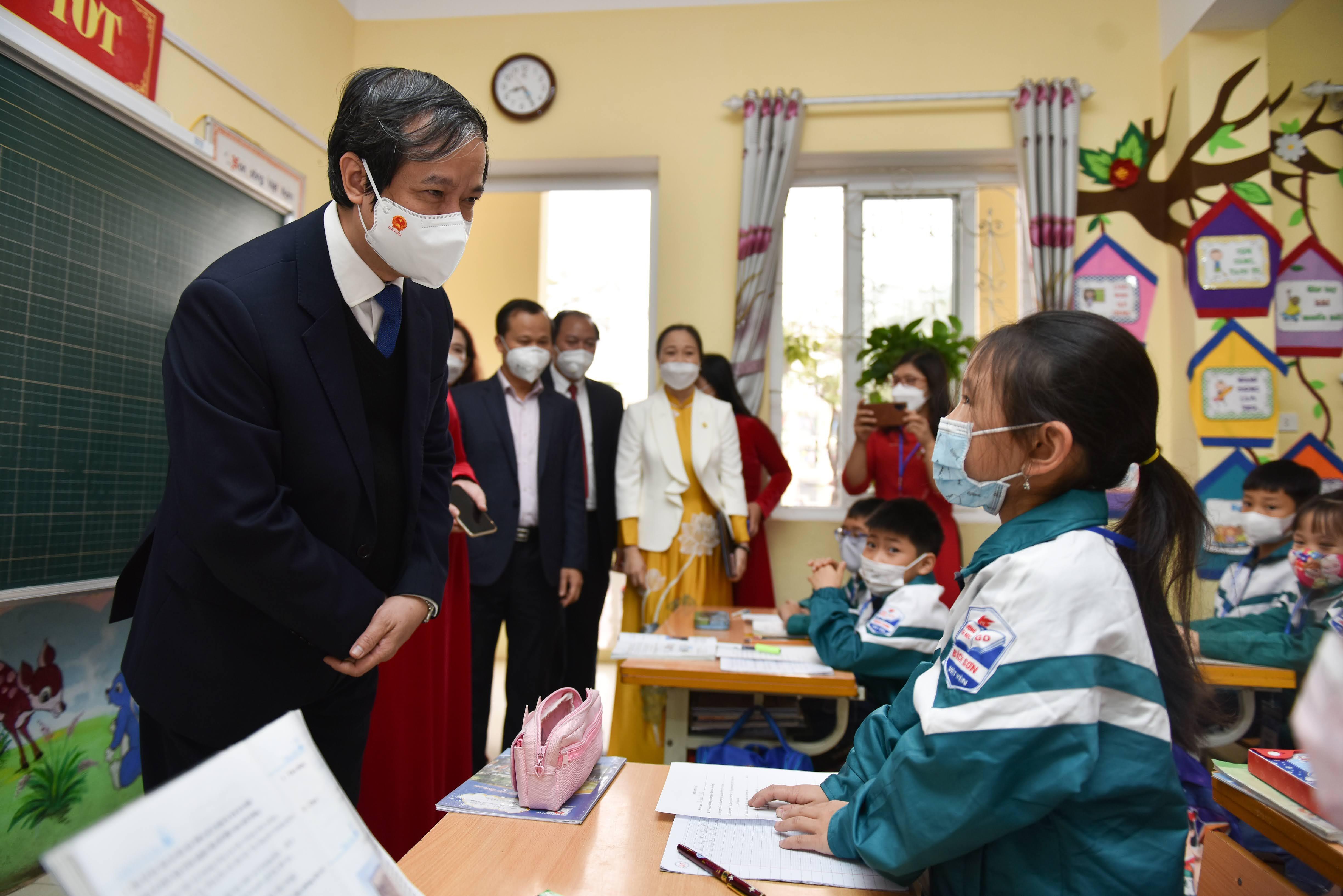 Minister Nguyen Kim Son visits students. (Illustration photo)