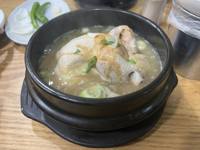 Le ragoût de poulet au ginseng est servi dans un bol en argile qui conserve la chaleur longtemps et est généralement consommé immédiatement après avoir été chauffé. Photo : Phuong Anh