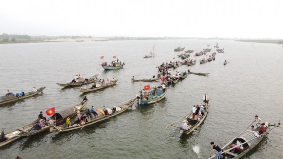 Traditional boat race to celebrate General Secretary Le Duan's birthday photo 6