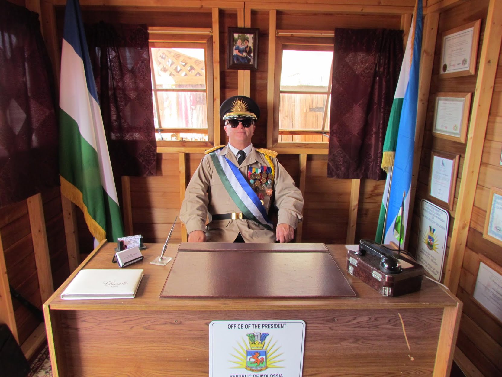 Du khách đến Molossia vẫn có thể được đóng dấu hộ chiếu