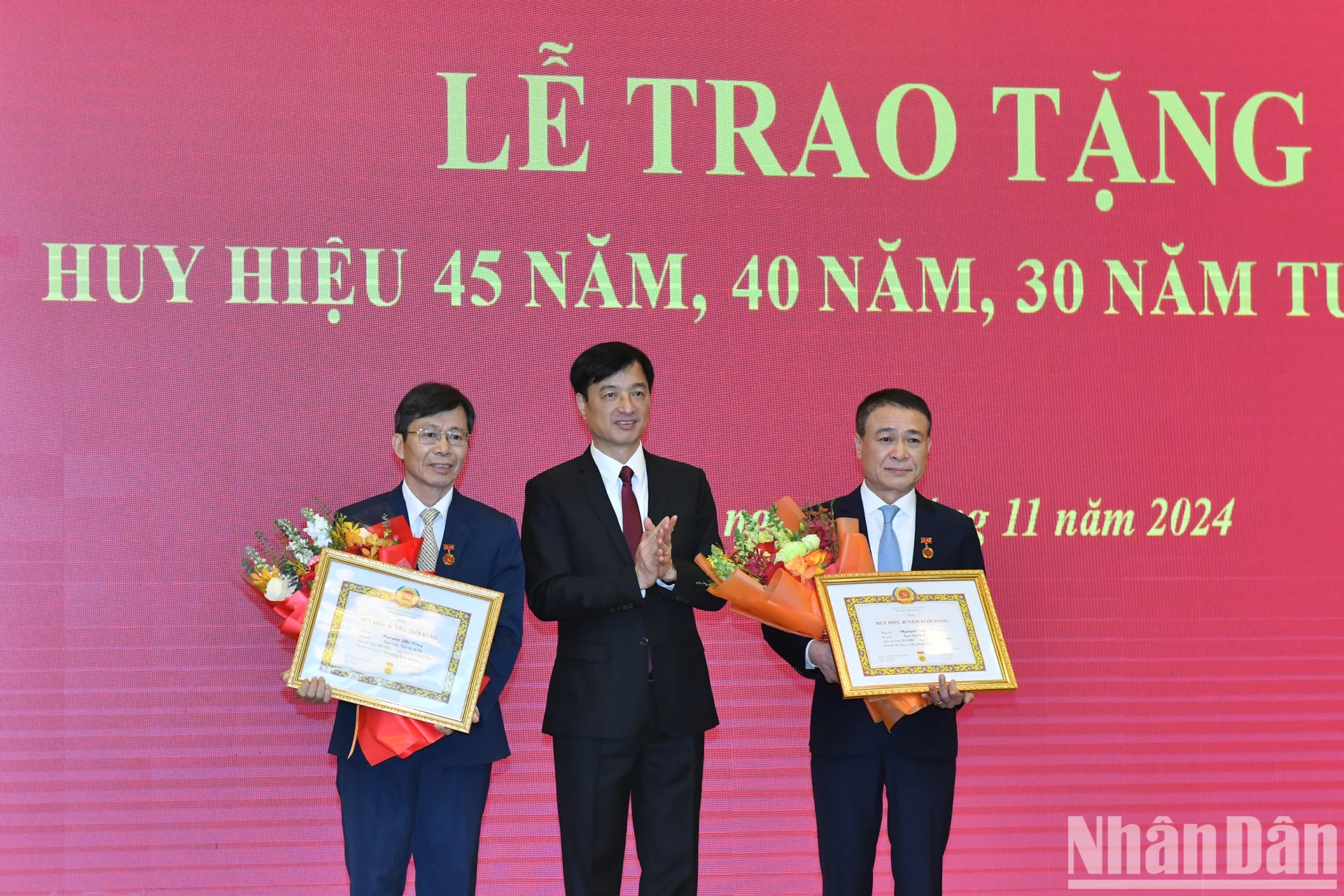 [사진] 쩐꾸옥붕 동지께 45주년 당원 배지 수여 사진 6