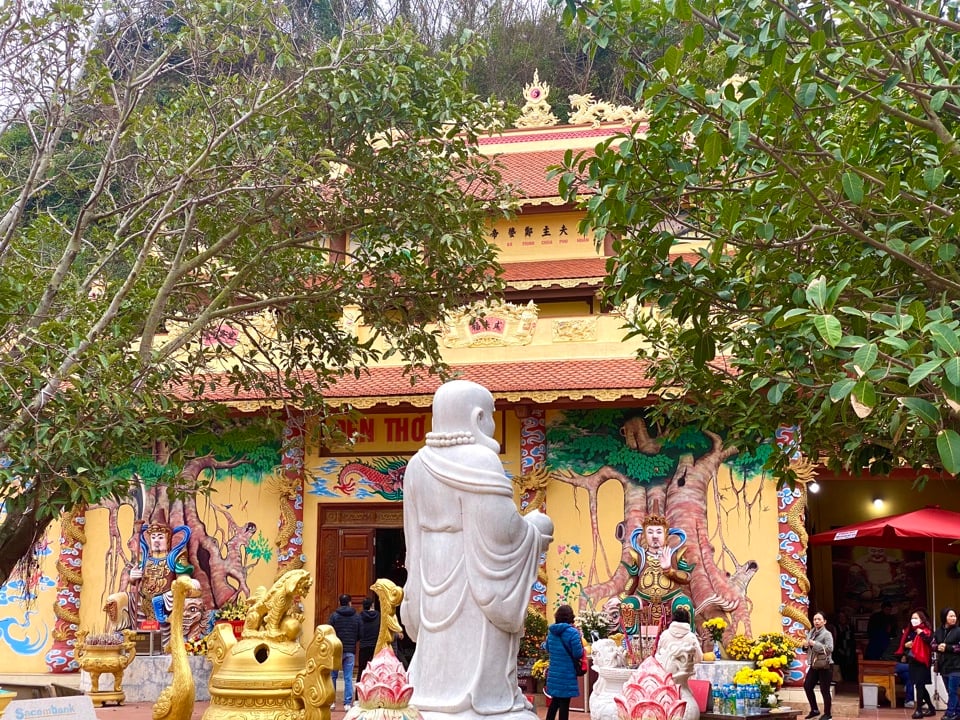 Templo de Ba La base es Uno de los templos famosos y sagrado en Hai Phong. Fotografía de Vinh Quan