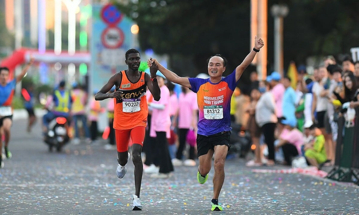 Runner Kenya - Việt Nam nắm tay cùng về đích